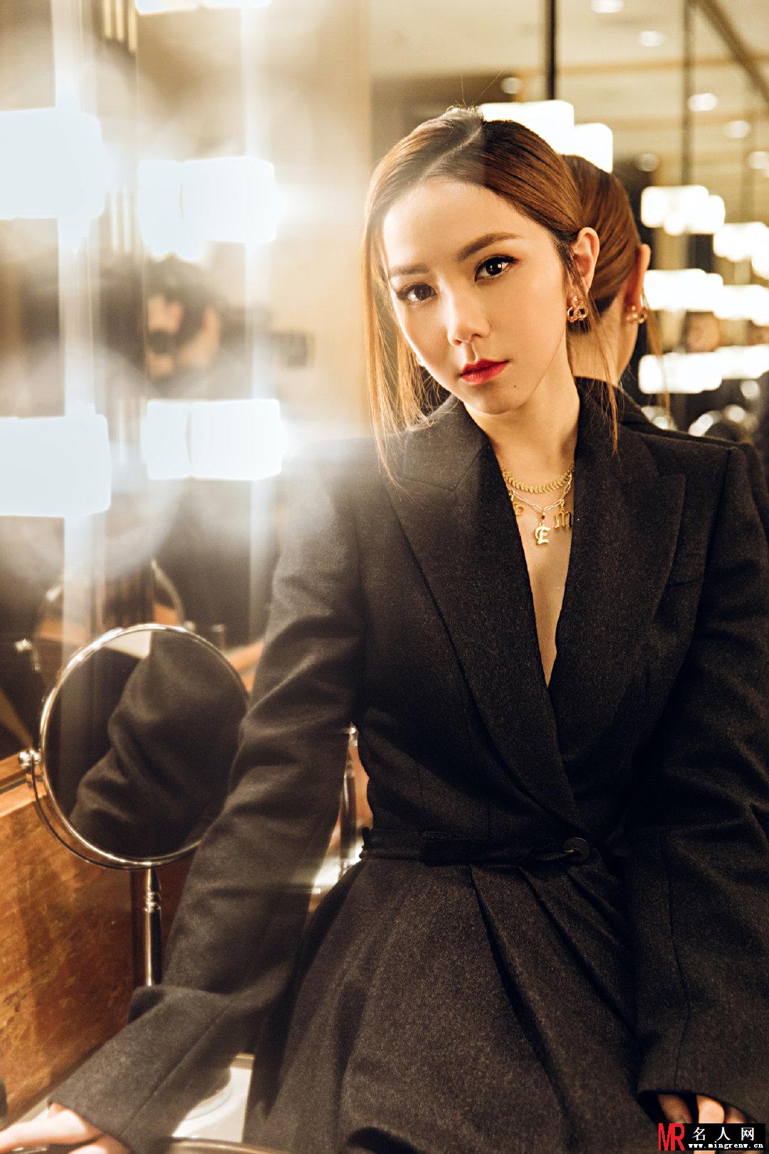 邓紫棋深V礼服惊艳开唱 性感又霸气(1)