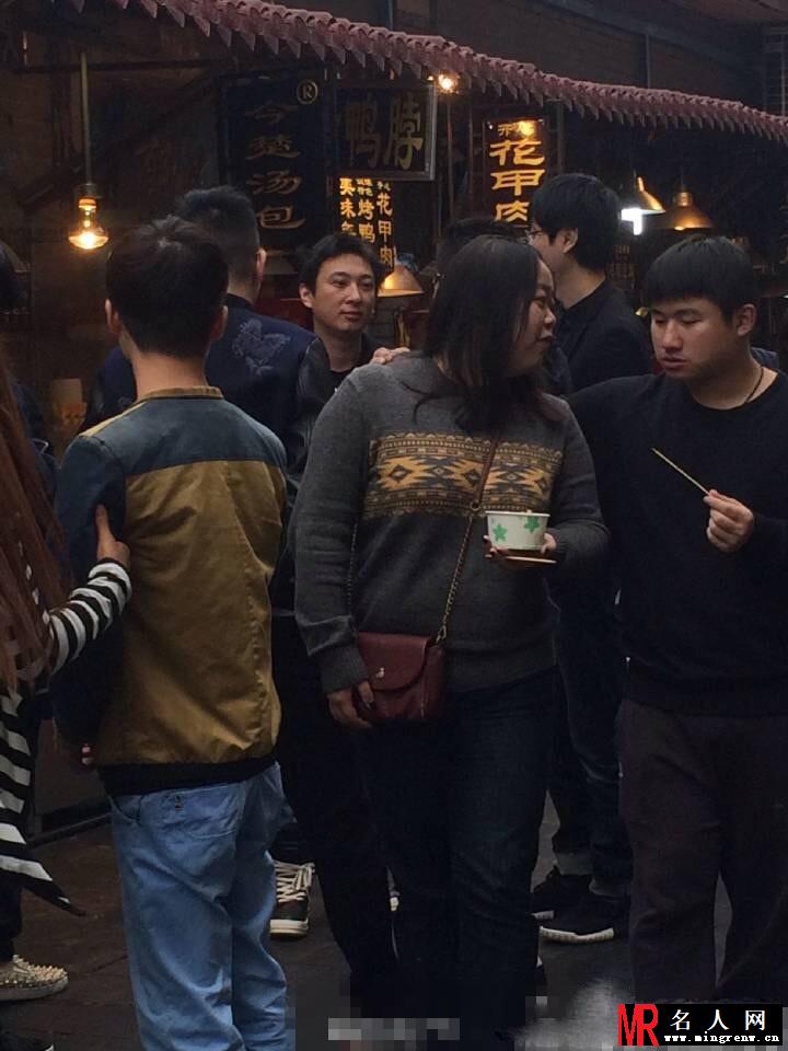 王思聪开豪车街边吃小吃 身边妹子又换了(1)