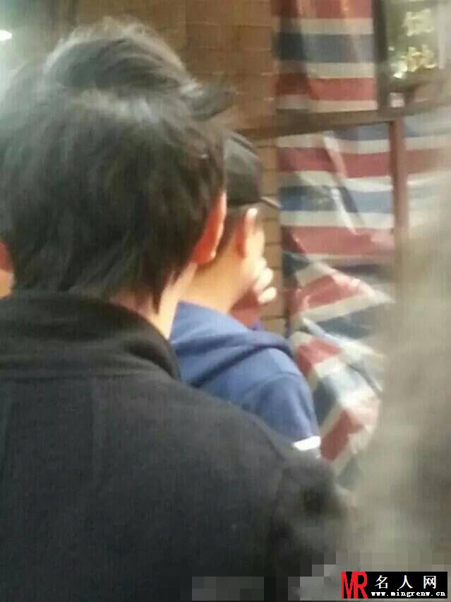 王思聪开豪车街边吃小吃 身边妹子又换了(1)