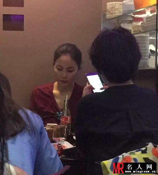王菲被拍与赵薇巴黎吃火锅 似提前庆生(1)