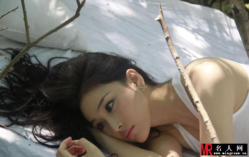 张馨予白色森林写真 自然清新文艺范(1)
