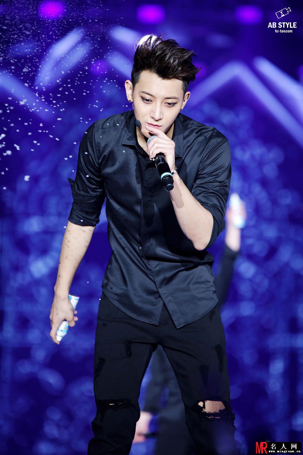 2014年11月EXO福冈CON演唱会黄子韬图片 嗨翻全场(1)