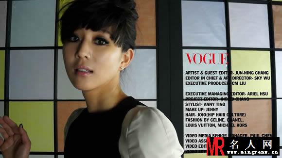 2013年4月《vogue》杂志张钧甯写真 大玩鬼马撞色风(1)