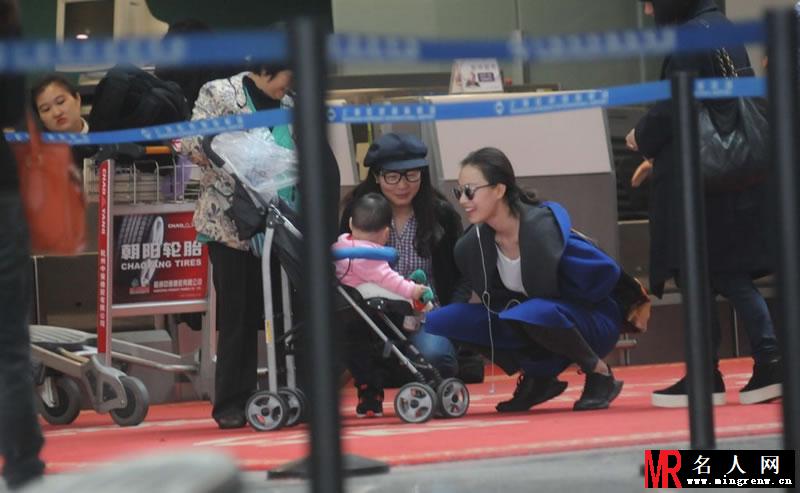 倪妮机场被偷拍大汇总 跟可爱婴儿卖萌互动(1)
