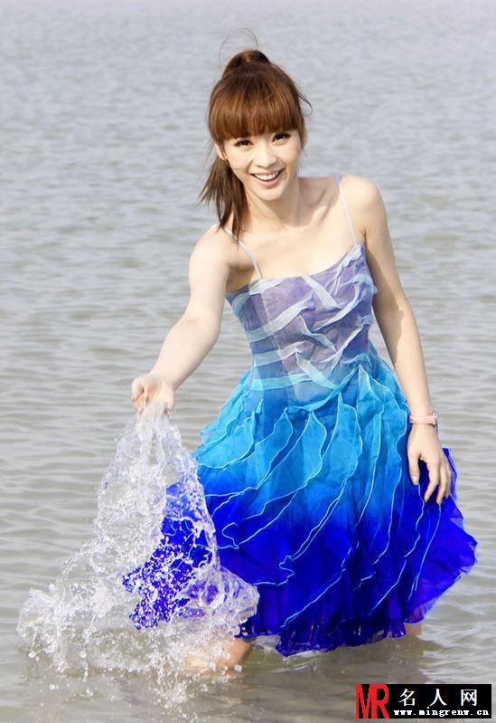 柳岩夏日清凉写真 蓝裙海边戏水(1)