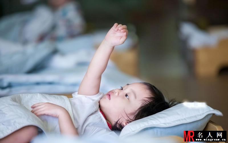 甜馨幼儿园未曝光剧照 豪饮牛奶霸气侧漏(1)