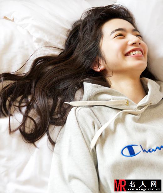 小松菜奈湿身拍摄酒店沐浴香艳写真 网友惊叹：“肯定火！”(1)