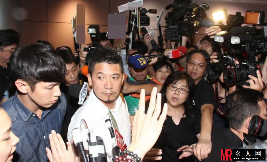 柯震东抵台显疲惫 遭记者围堵连说谢谢(1)