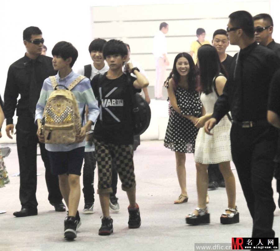 TFBOYS潮装现身 背书包戴口罩显乖巧(1)