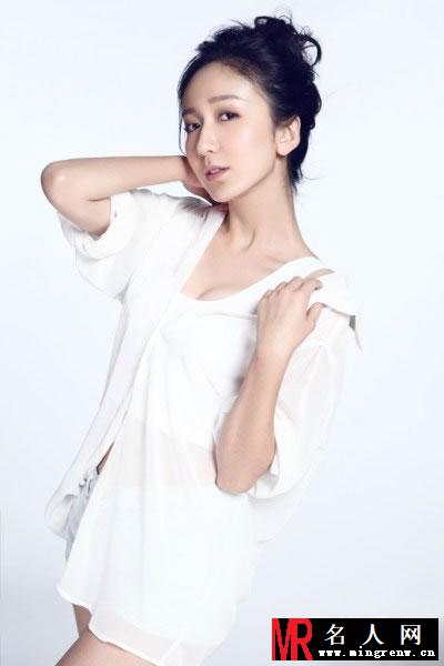 娄艺潇纯白写真 素雅妆容显清纯(1)