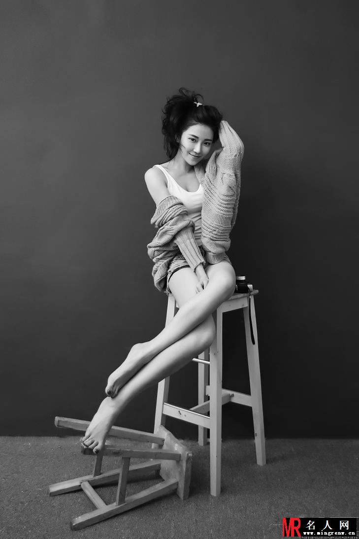 菅韧姿慵懒写真 低眉浅笑展迷人气质(1)