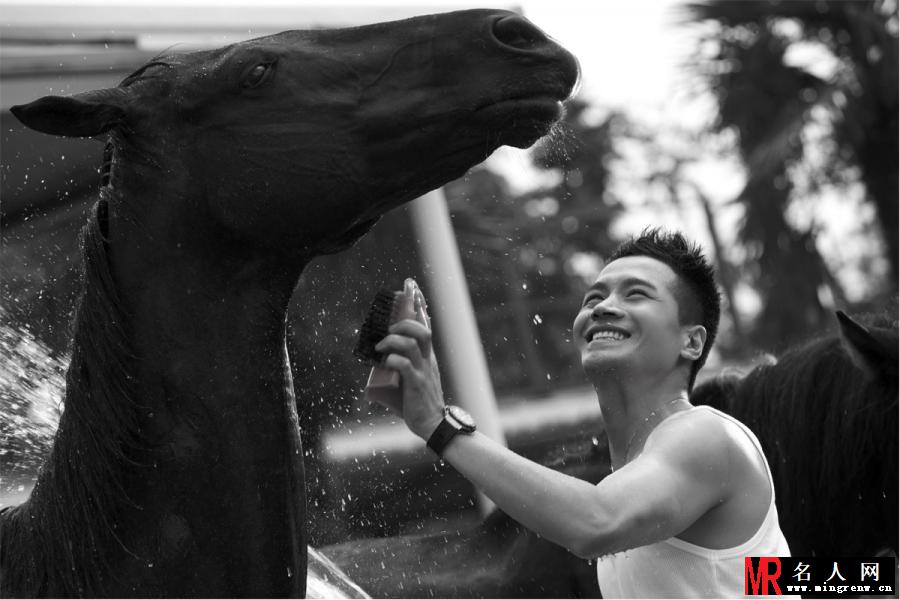 何晟铭马场拍写真 湿身秀臂肌(1)