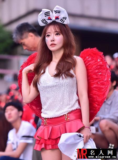 韩国乳神风骚助威世界杯 足球宝贝卖萌耍可爱(1)