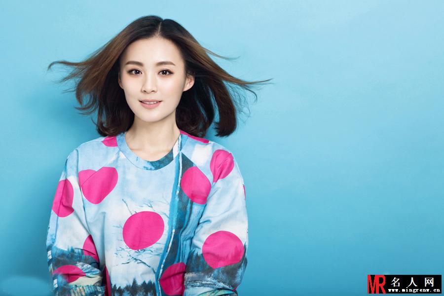 毛林林夏日靓丽写真 甜美笑容展迷人气质(1)