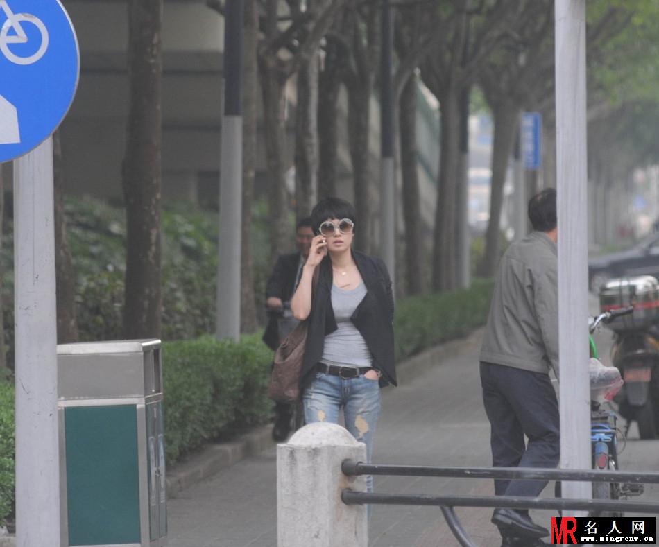 马伊琍与友人聚餐 手机不离身先行离开(1)