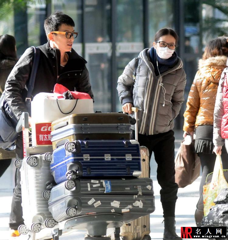 刘诗诗素颜照曝光 戴口罩睡眼惺忪(1)