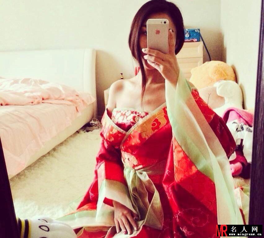 郭美美晒恐怖唐装自拍照 网友调侃这才是你(1)