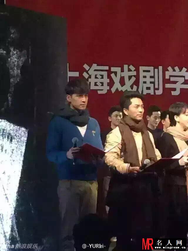 胡歌参加上戏70年校庆 学生打扮上台朗诵(1)