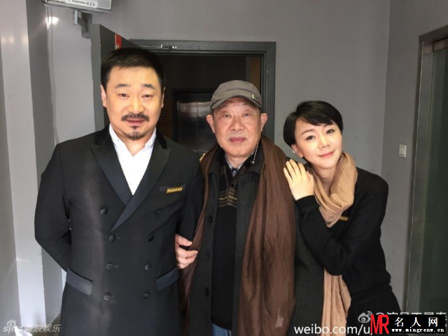胡歌参加上戏70年校庆 学生打扮上台朗诵(1)