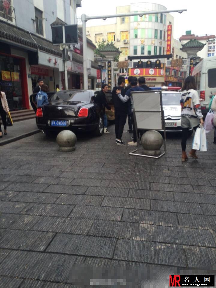 王思聪开豪车街边吃小吃 身边妹子又换了(1)
