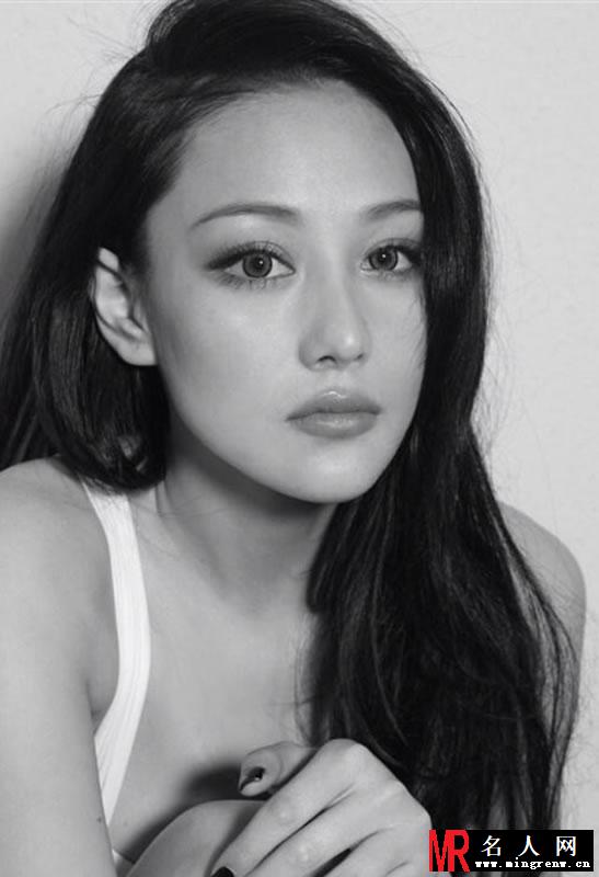 张馨予曝光一组室内白色性感写真 酥胸长腿美不胜收(1)