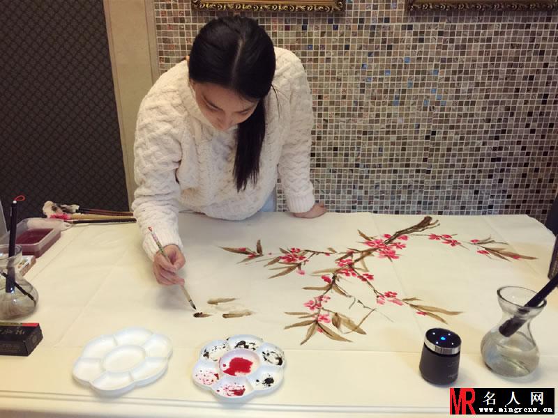 张馨予曝画国画全过程 安静文艺贤惠而有才华(1)