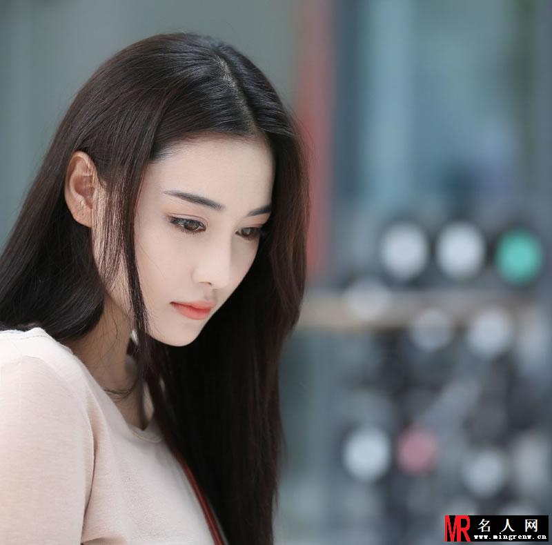 张馨予曝光一组淑女范写真 纯白连衣裙大秀酥胸(1)