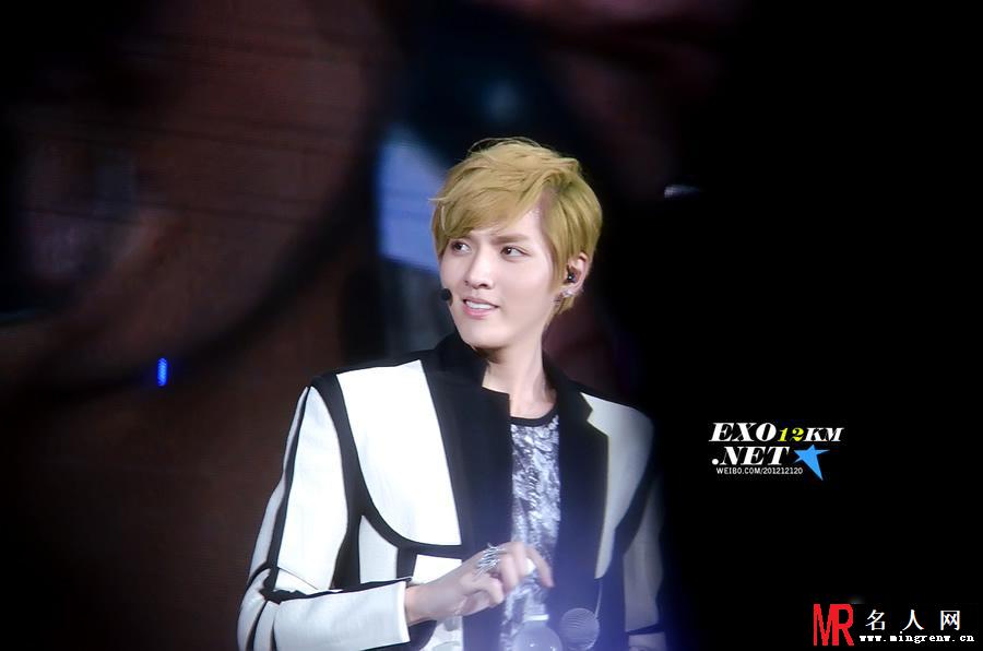 吴亦凡2012年新加坡SMT激情演唱掀起全场高潮(1)