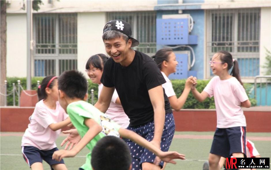 邓超到小学当“插班生”跟小学生玩撕名牌(1)