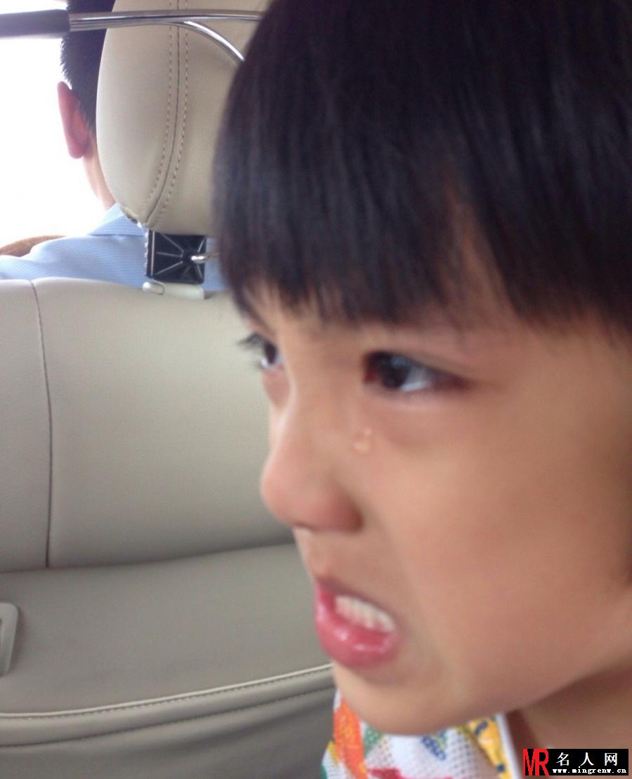 吴镇宇微博晒儿子哭照 网友直称费曼别哭(1)
