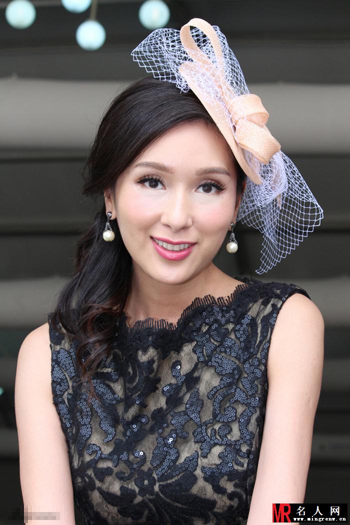 杨恭如贵妇造型现身 年过30容颜不老(1)