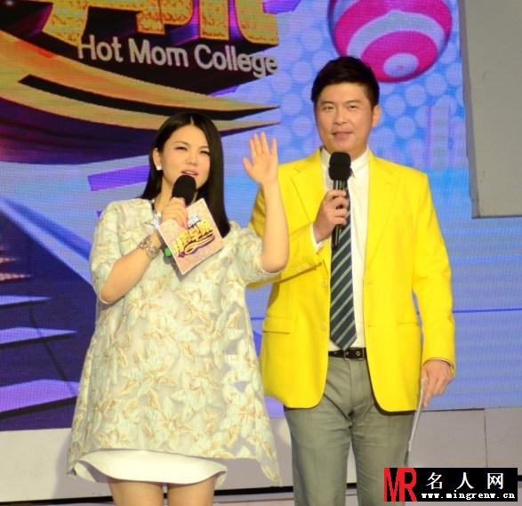 李湘挺大肚主持节目 宽松花裙难掩孕肚(1)