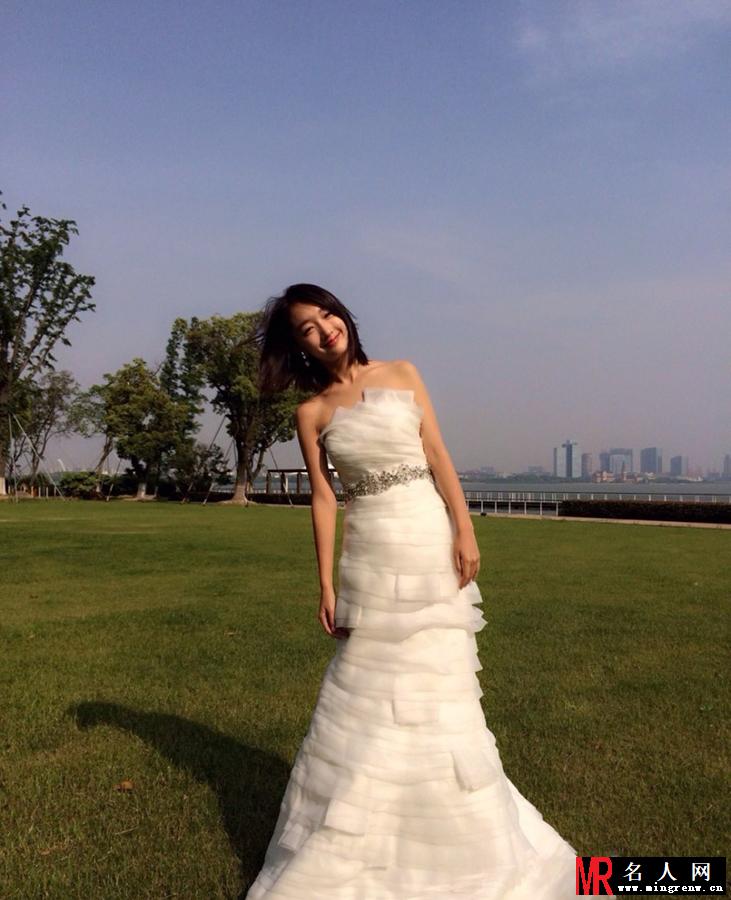 周冬雨曝婚纱照 邻家女孩一秒变女神(1)