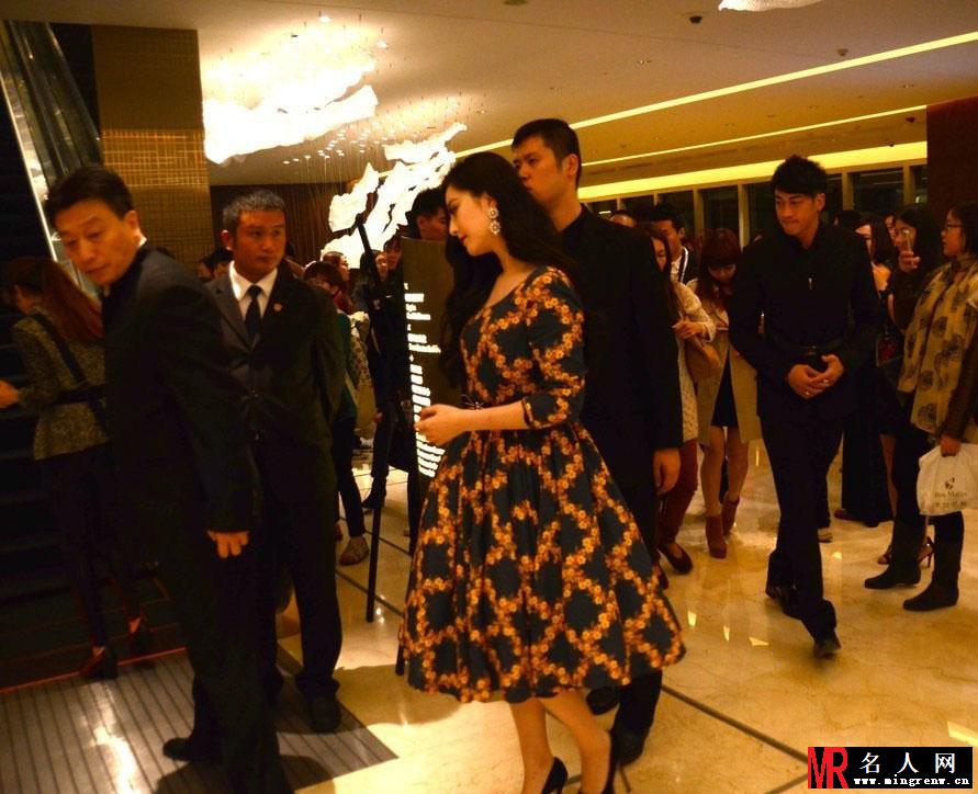 范冰冰连身裙现身酒店活动 遭记者围堵追拍(1)