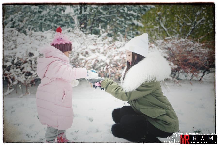 李小璐和甜馨堆雪人 母女打扮时髦称闺蜜(1)