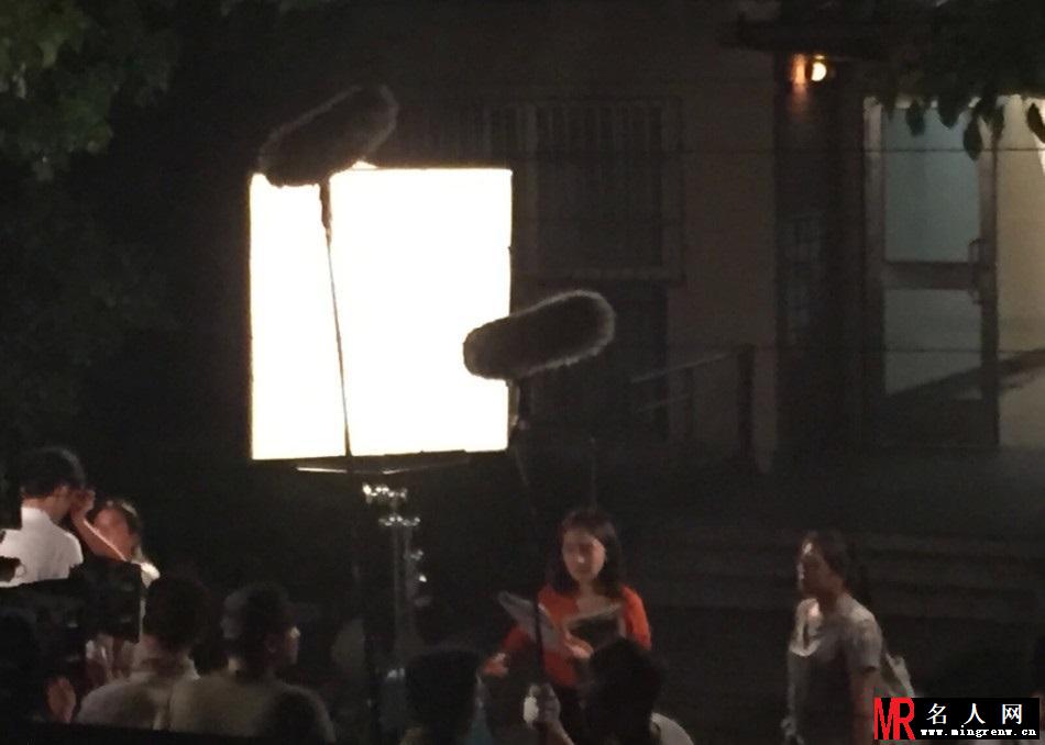 杨幂深夜拍《翻译官》 穿宽松衣难掩好身材(1)