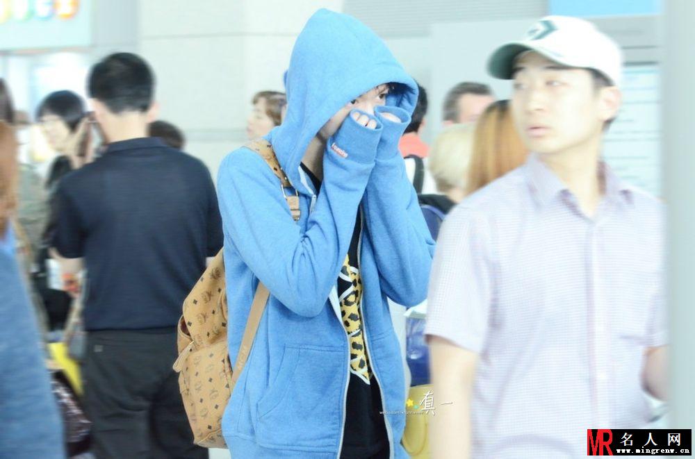 EXO张艺兴2013年9月现身机场马来西亚归来(1)