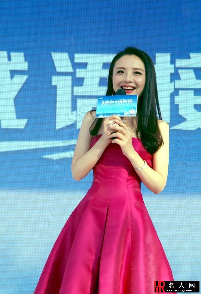 孙茜玫红小礼服站台活动 嫁做人妻更迷人(1)