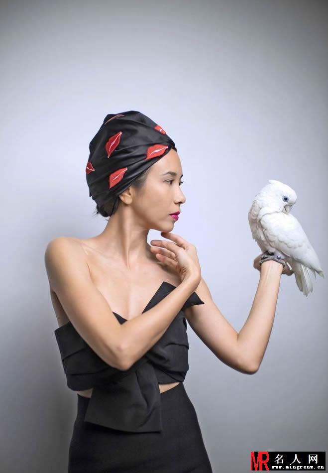 莫文蔚性感延续 红唇低胸拍写真(1)