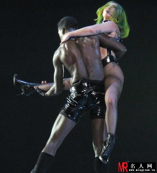Gaga个人演唱会激情四射 与裸男肉搏夺眼球(1)