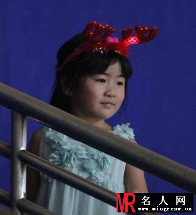 姚明携妻子现身篮球赛 郭敬明身高遭调侃(1)