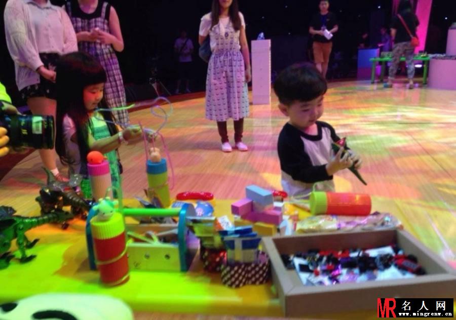 曹格女儿撞脸韩国小正太 囧表情神同步(1)