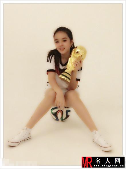 李咏女儿女大十八变 助阵世界杯青春靓丽(1)