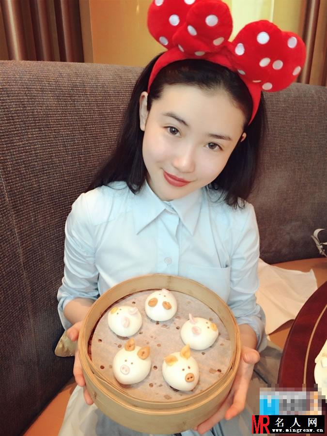 张辛苑变身大孩童 迪斯尼提前过六一(1)