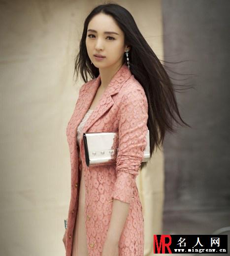 董璇时尚写真曝光  黑色长发更具女人味(1)