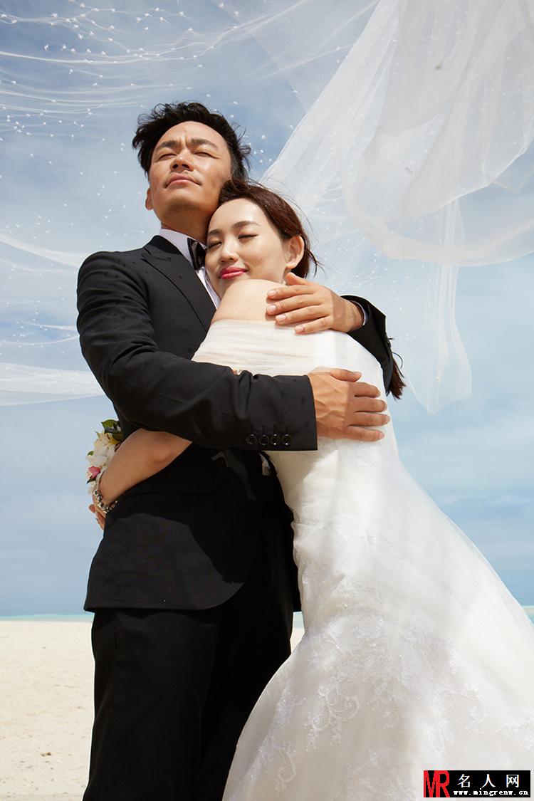 王宝强夫妇海岛拍婚纱照 拥抱牵手十分甜蜜(1)