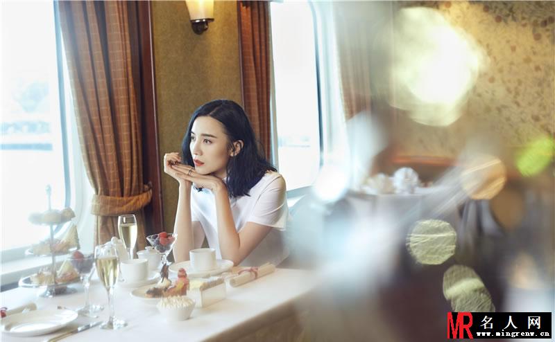 宋佳曝游轮写真大片 修长美腿性感红唇(1)