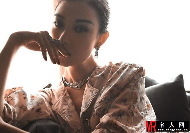倪妮登新加坡杂志封面 长裙大显身材窈窕(1)