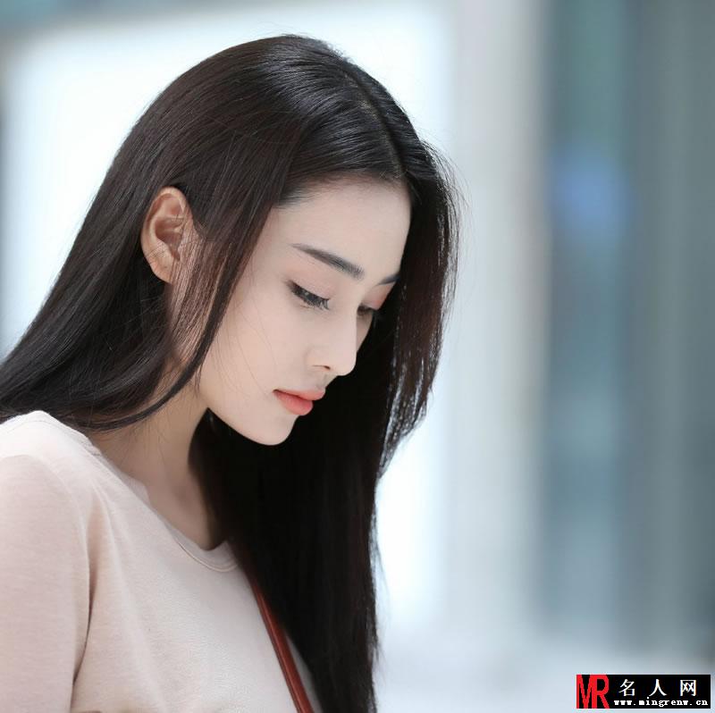 张馨予曝光一组淑女范写真 纯白连衣裙大秀酥胸(1)
