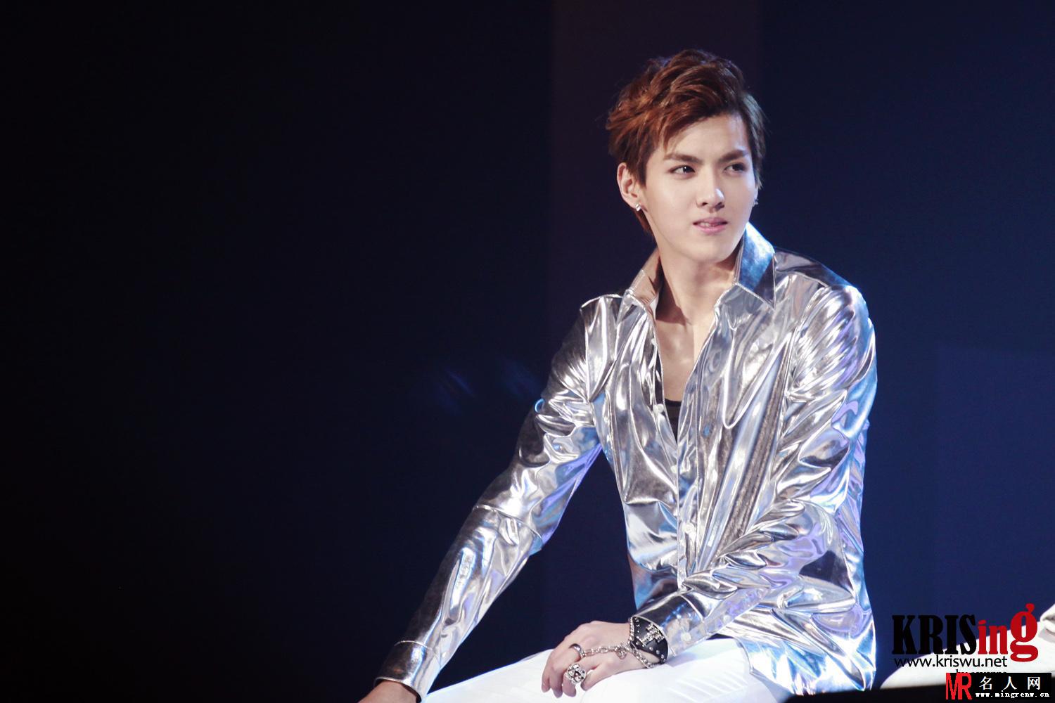 吴亦凡2012年首尔SHOW CASE倾情演唱颜神颜值爆表引粉丝尖叫(1)